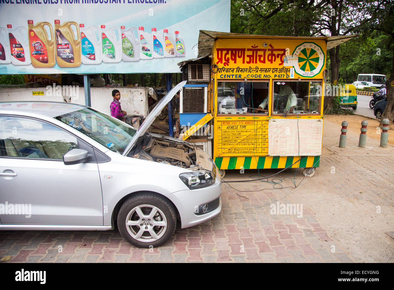 Las pruebas de emisiones en Delhi, India Foto de stock