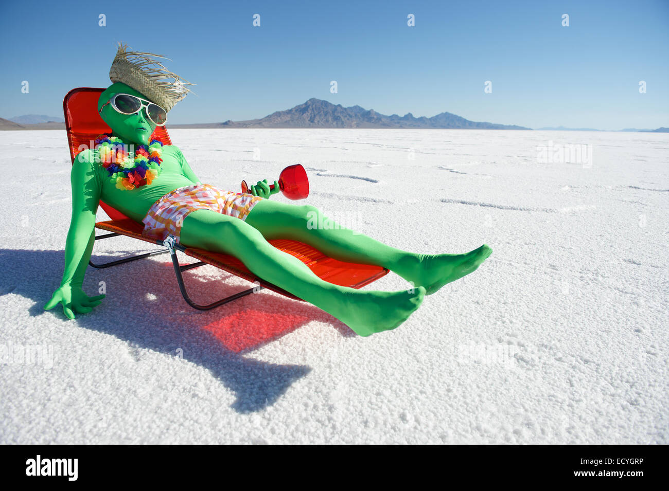 Gracioso Bebe Alien Verde Turista Va De Vacaciones Baratos En Silla De Playa Con Bebida Tropical Fotografia De Stock Alamy