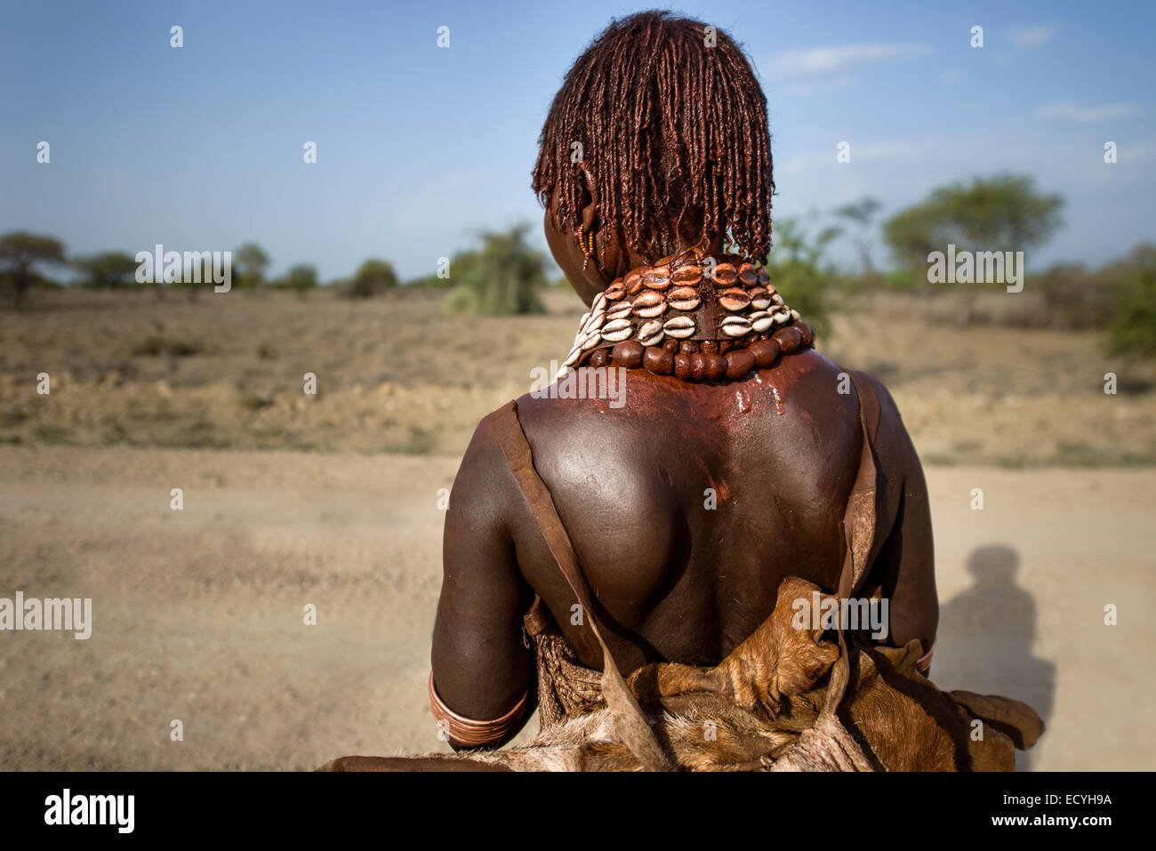 Hamar mujer con cabello ocre y decoraciones, Valle de Omo, Etiopía Foto de stock