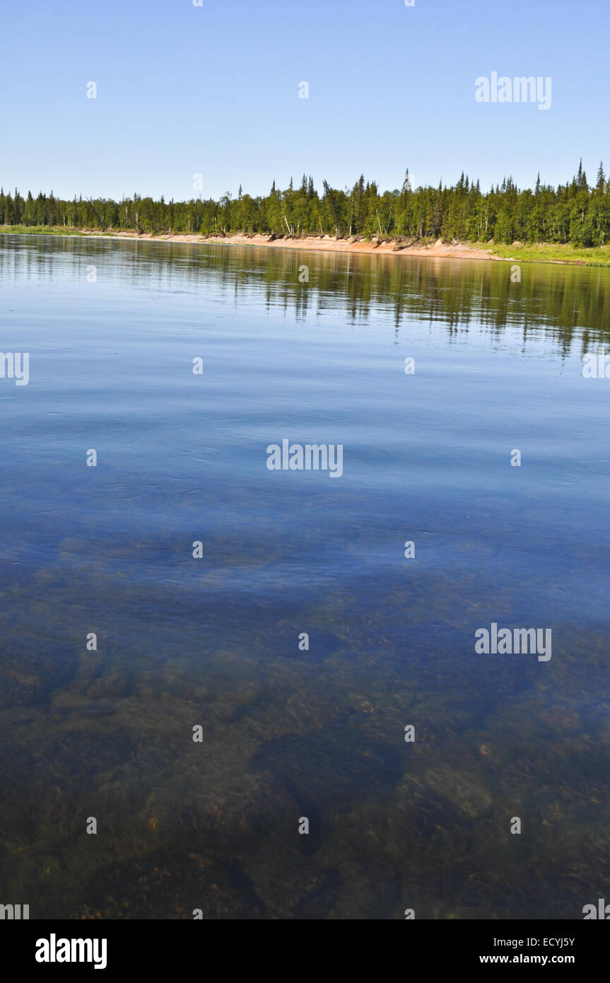 Paisaje de río en los Urales. El río Ural Polar - Paga en un día soleado de  verano Fotografía de stock - Alamy
