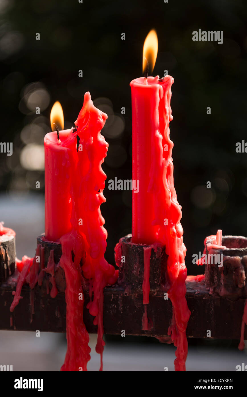 Quemando velas rojas gigantes en el templo budista de la Pagoda del Ganso Salvaje en Xi'an, China Foto de stock
