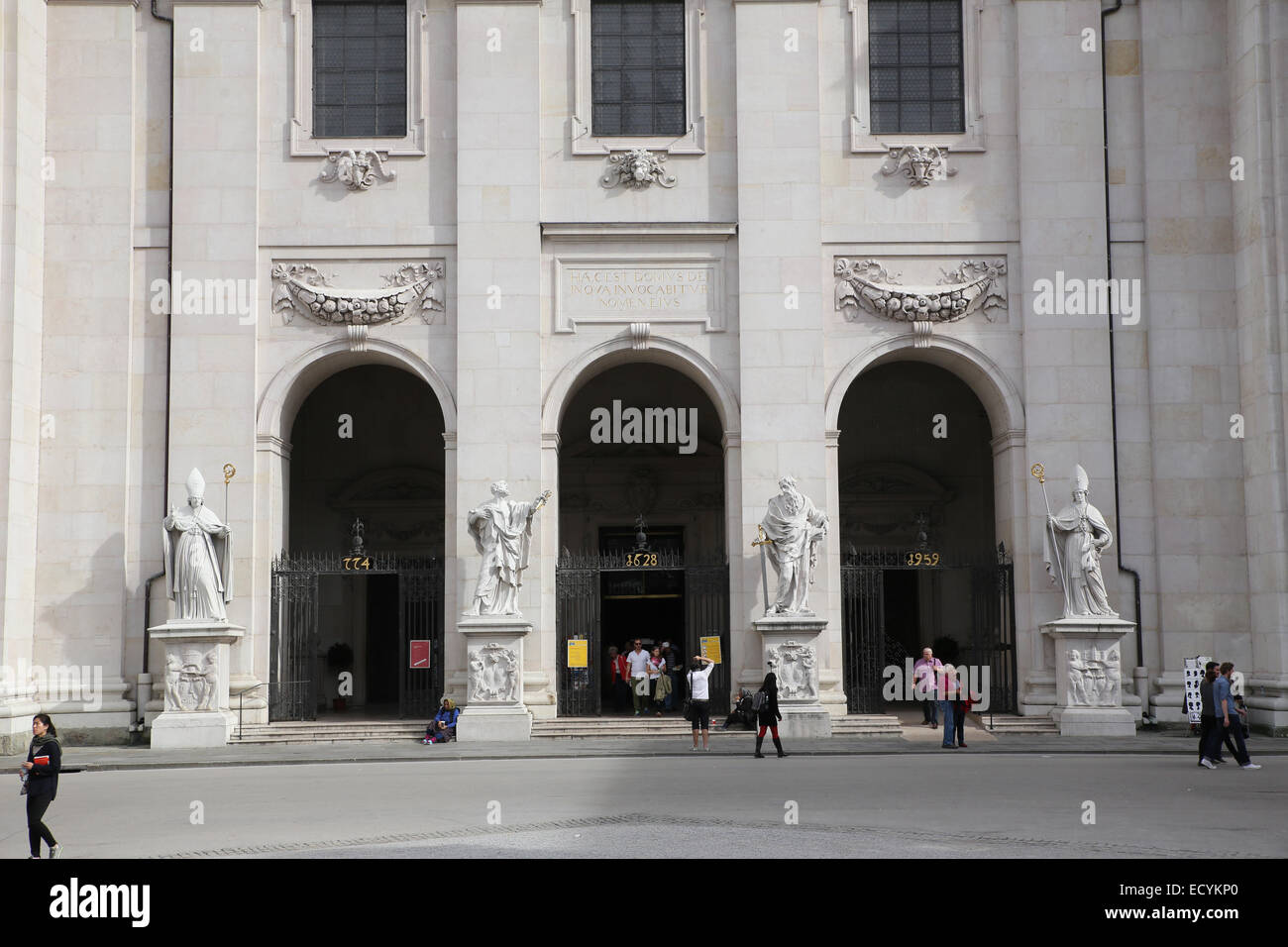La entrada de la iglesia catedral de Salzburgo Foto de stock