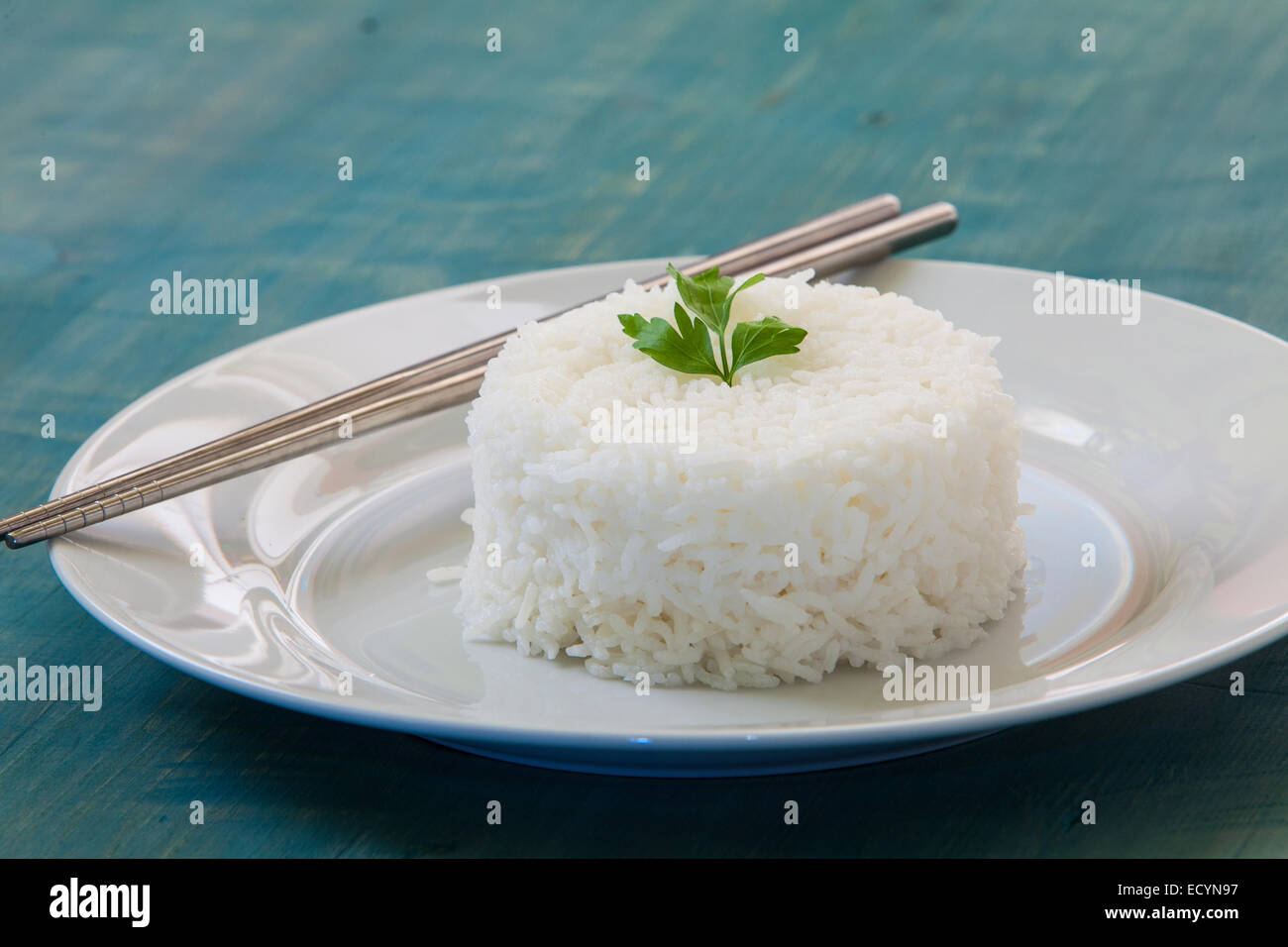 Arroz pilaf sobre placa blanca con dos palillos Fotografía de stock Alamy