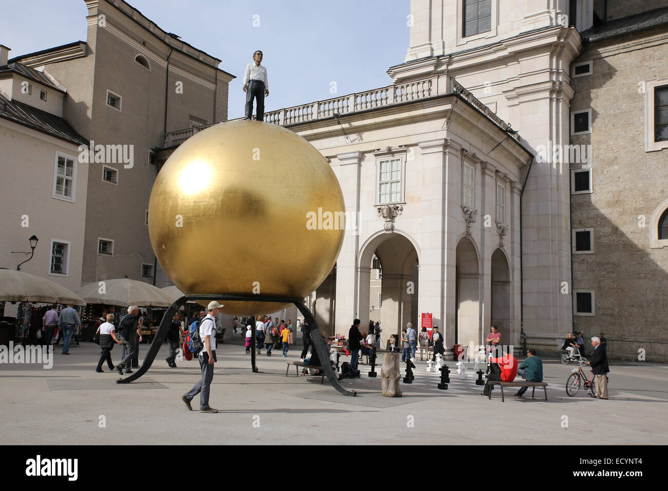 Amarillo escultura orb de Salzburgo. Foto de stock