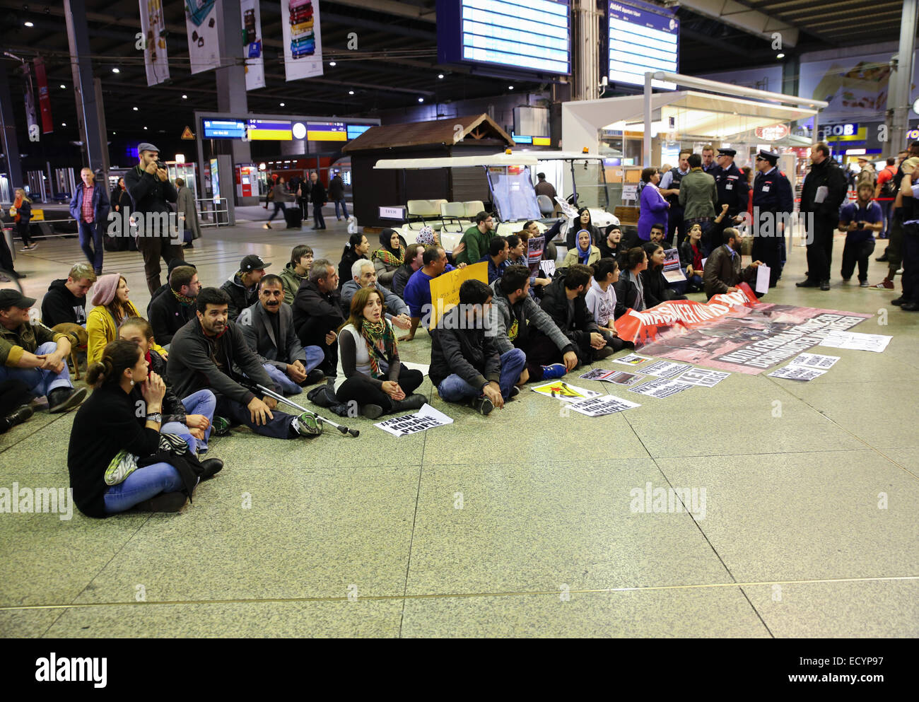 La gente protesta guardar Kobane pueblo estación de tren de Munich Foto de stock