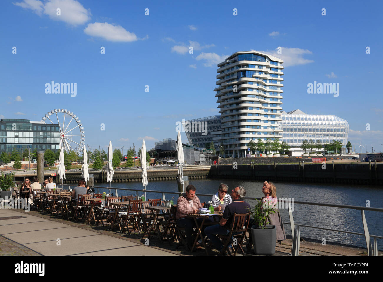 Cafe en el Dalmannkai, vista a Marco Polo y Unilever, Edificio Torre, Hafencity, Hamburgo, Alemania, Europa Foto de stock