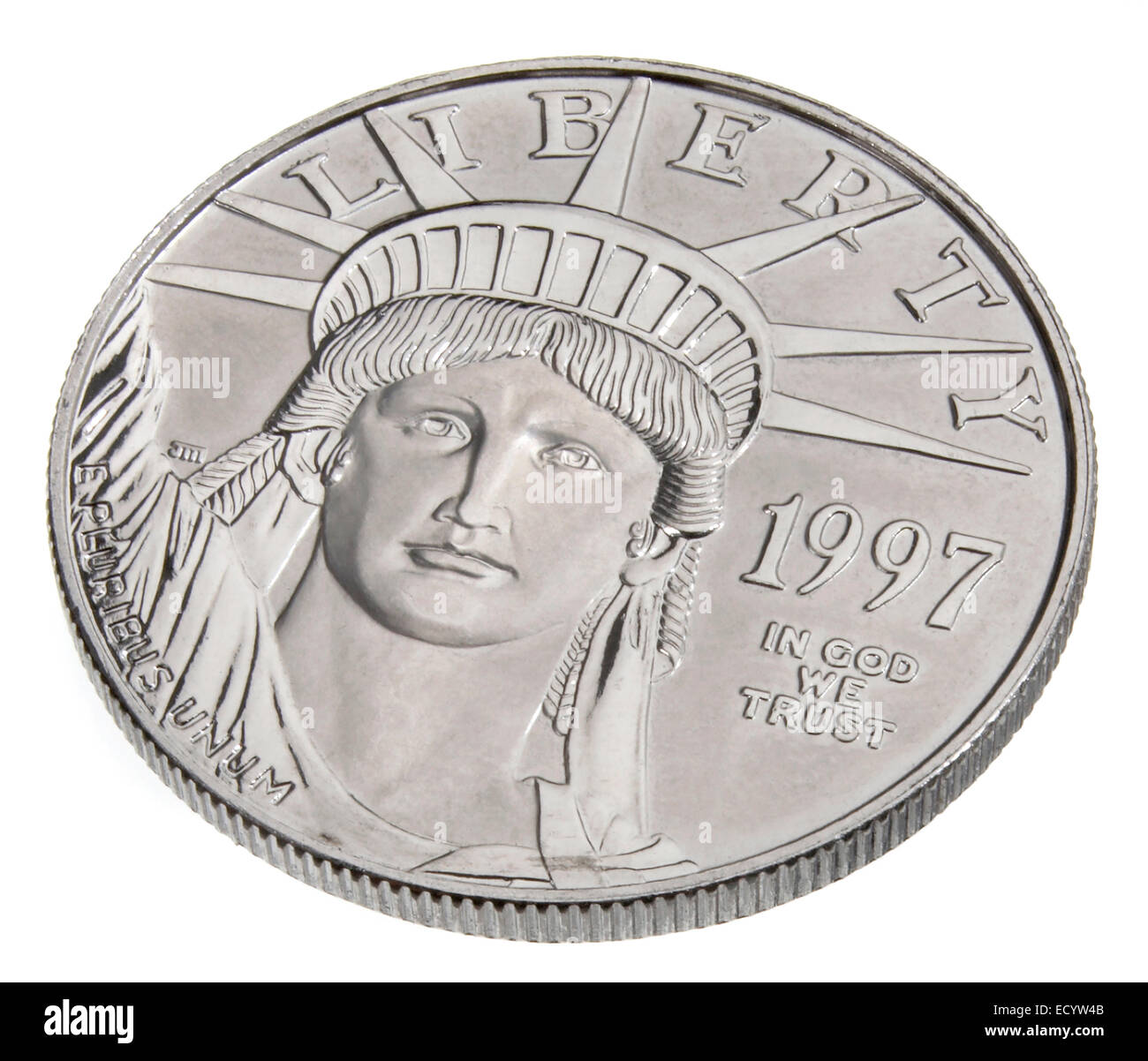 Moneda de 1 onza de platino frente fotografiado sobre un fondo blanco. Foto de stock