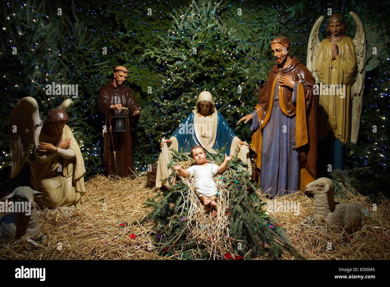 Pesebre navideño con María, José y el ángel Gabriel mirando hacia abajo sobre el niño Jesús en su pesebre Fotografía de stock - Alamy Pesebre navideño con María, José y el ángel Gabriel mirando hacia abajo sobre el niño Jesús en su pesebre Fotografía de stock - Alamy