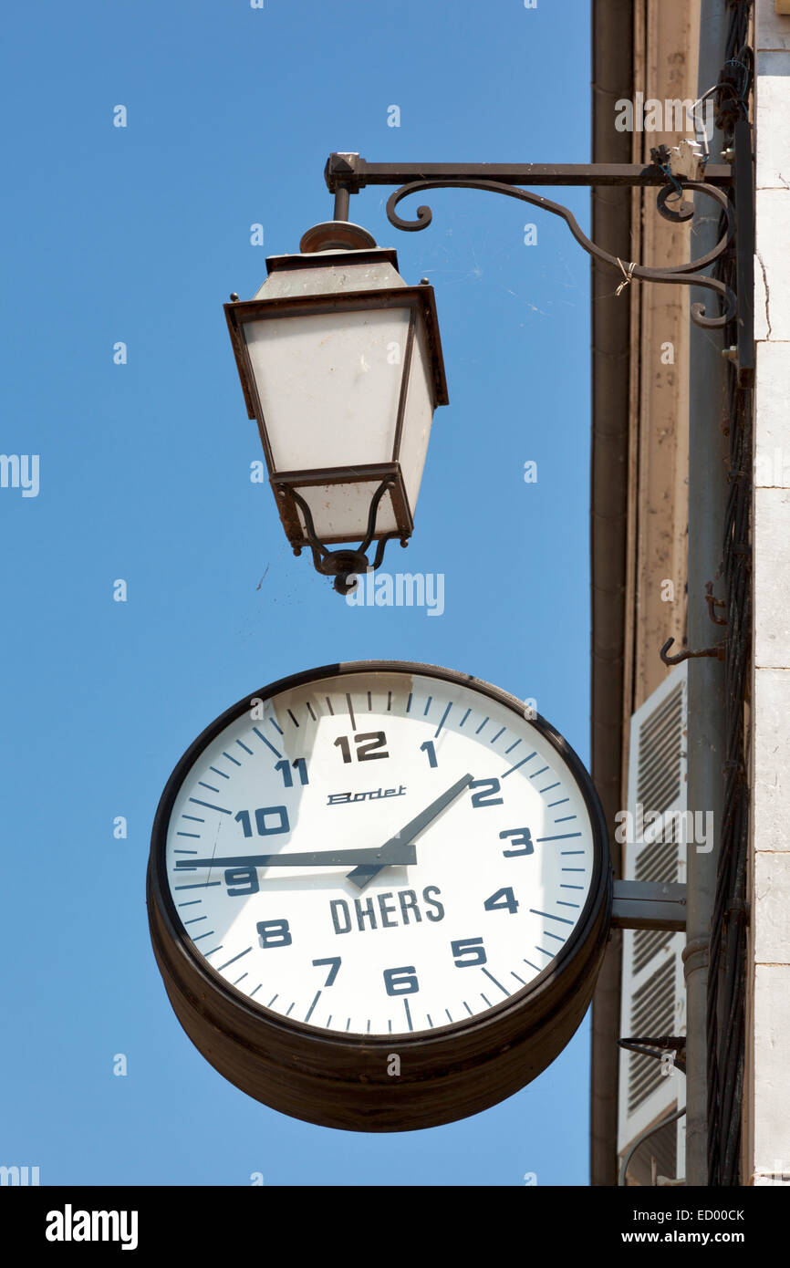 Reloj Bodet y linterna en Oloron-Sainte-Marie, Francia Fotografía de stock  - Alamy