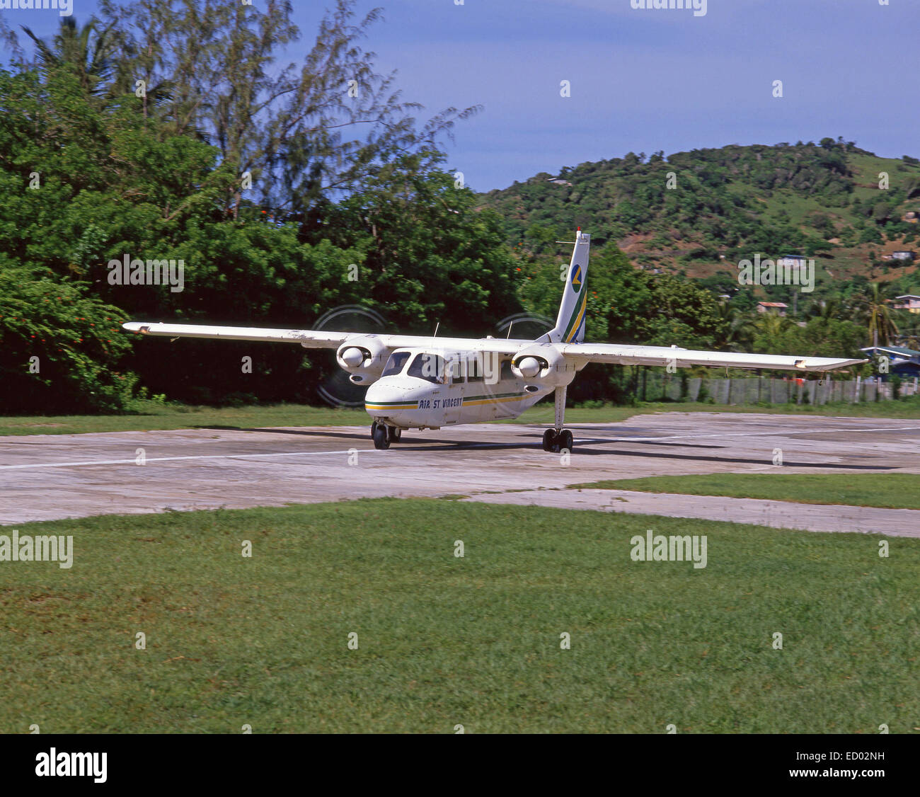 Aire San Vicente avioneta gravar en la pista, San Vicente, San Vicente y las Granadinas, Las Antillas, Caribe Foto de stock