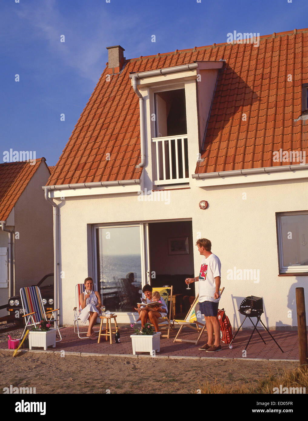 Familia británica de vacaciones en casa de playa, Nord-Pas de Calais, Pas de Calais, Francia Foto de stock