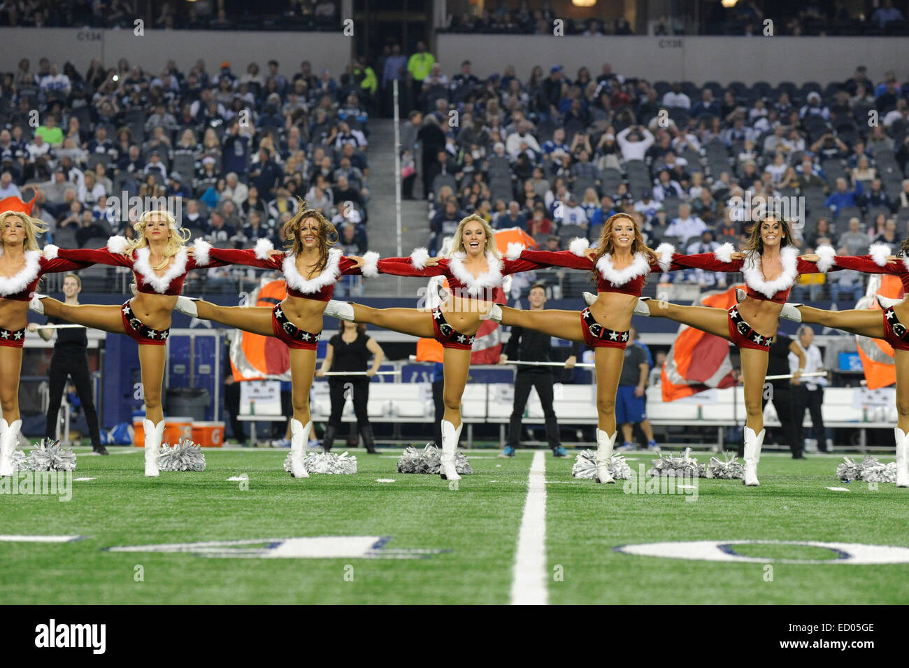 Diciembre 21, 2014: los Dallas Cowboys Cheerleaders realice durante un juego de fútbol americano de la NFL entre los Indianapolis Colts y los Dallas Cowboys en AT&T Stadium en Arlington, TX, Dallas derrotó a Indianapolis 42-7 para alzarse con el campeonato de la NFC East Foto de stock