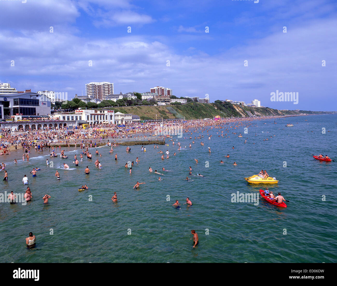 Playa llena de gente en verano, Bournemouth, Dorset, Inglaterra, Reino Unido Foto de stock