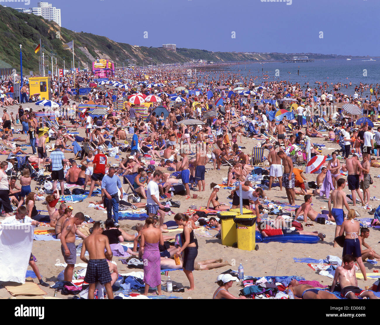 Playa llena de gente en verano, Bournemouth, Dorset, Inglaterra, Reino Unido Foto de stock