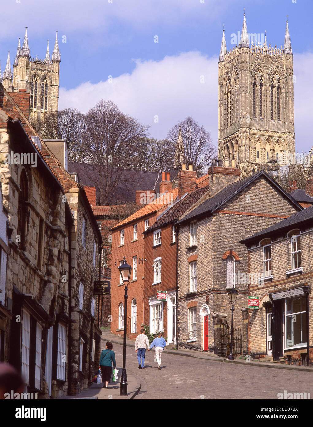 Colina empinada mostrando la Catedral de Lincoln, Lincoln, Lincolnshire, Inglaterra, Reino Unido Foto de stock