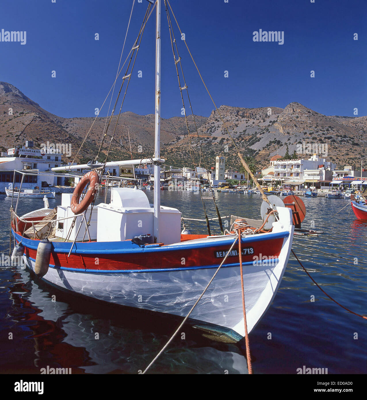 Coloridos botes de pesca en el puerto, Elounda, Región de Lasithi, en Creta, Grecia Foto de stock