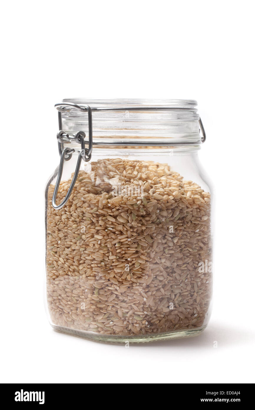 El arroz crudo en un recipiente aislado en blanco. Foto de stock