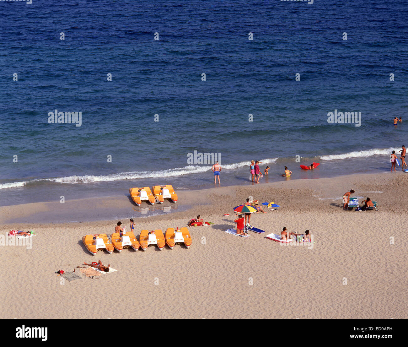 Antena, vista a la playa de Platja d'en Bossa, Ibiza, Islas Baleares, España Foto de stock