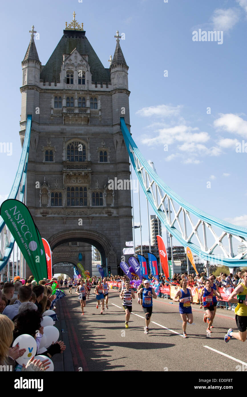 Londres - 13 de abril: unos hombres no identificados correr la maratón de Londres el 13 de abril de 2014 en Londres, Inglaterra, Reino Unido. La maratón anual es Foto de stock