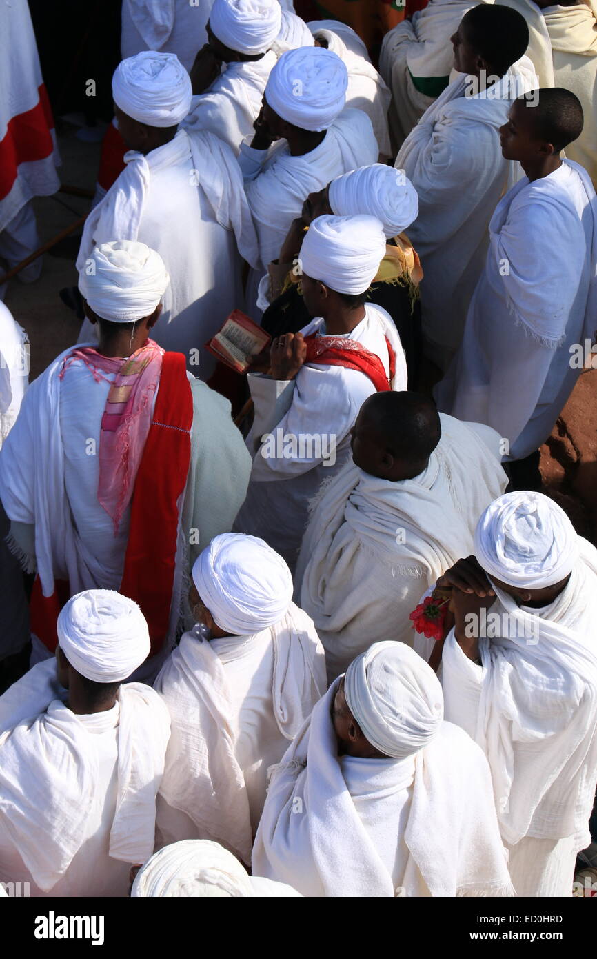 Los sacerdotes durante una ceremonia celebrada en la roca de Lalibela iglesias labradas Foto de stock
