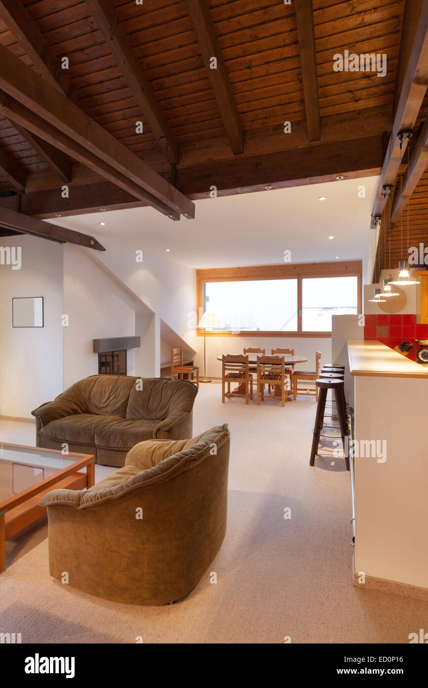 Arquitectura, confortable apartamento, amplia sala de estar Foto de stock