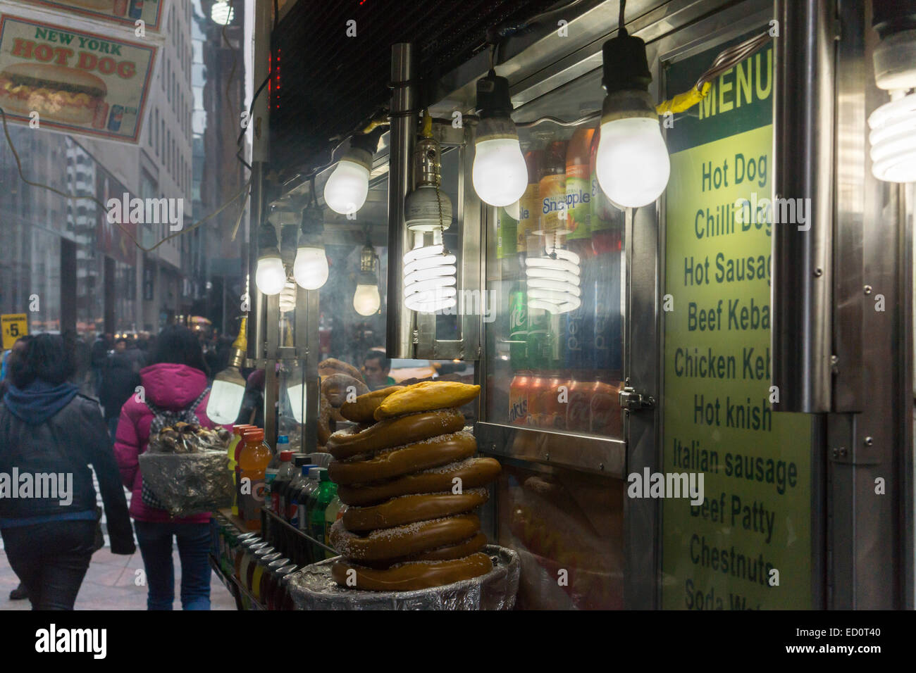 Un vendedor de perritos calientes en Nueva York utiliza una combinación de energía eficientes CFL y lámparas LED para iluminar a su carro, visto el domingo, 21 de diciembre de 2014. (© Richard B. Levine) Foto de stock