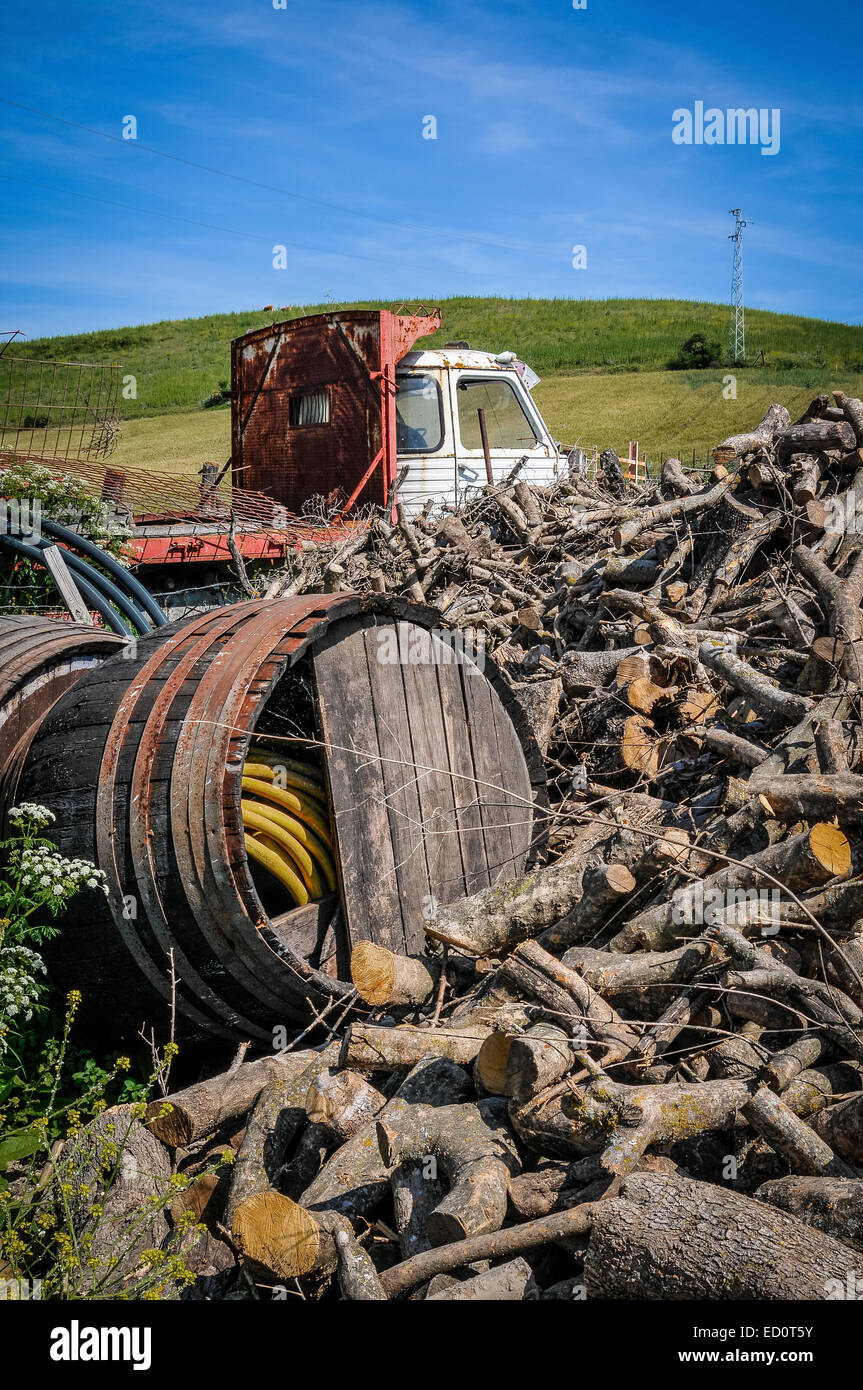 Un montón de cosas inútiles en el fondo de una granja en Andalucía en España Foto de stock