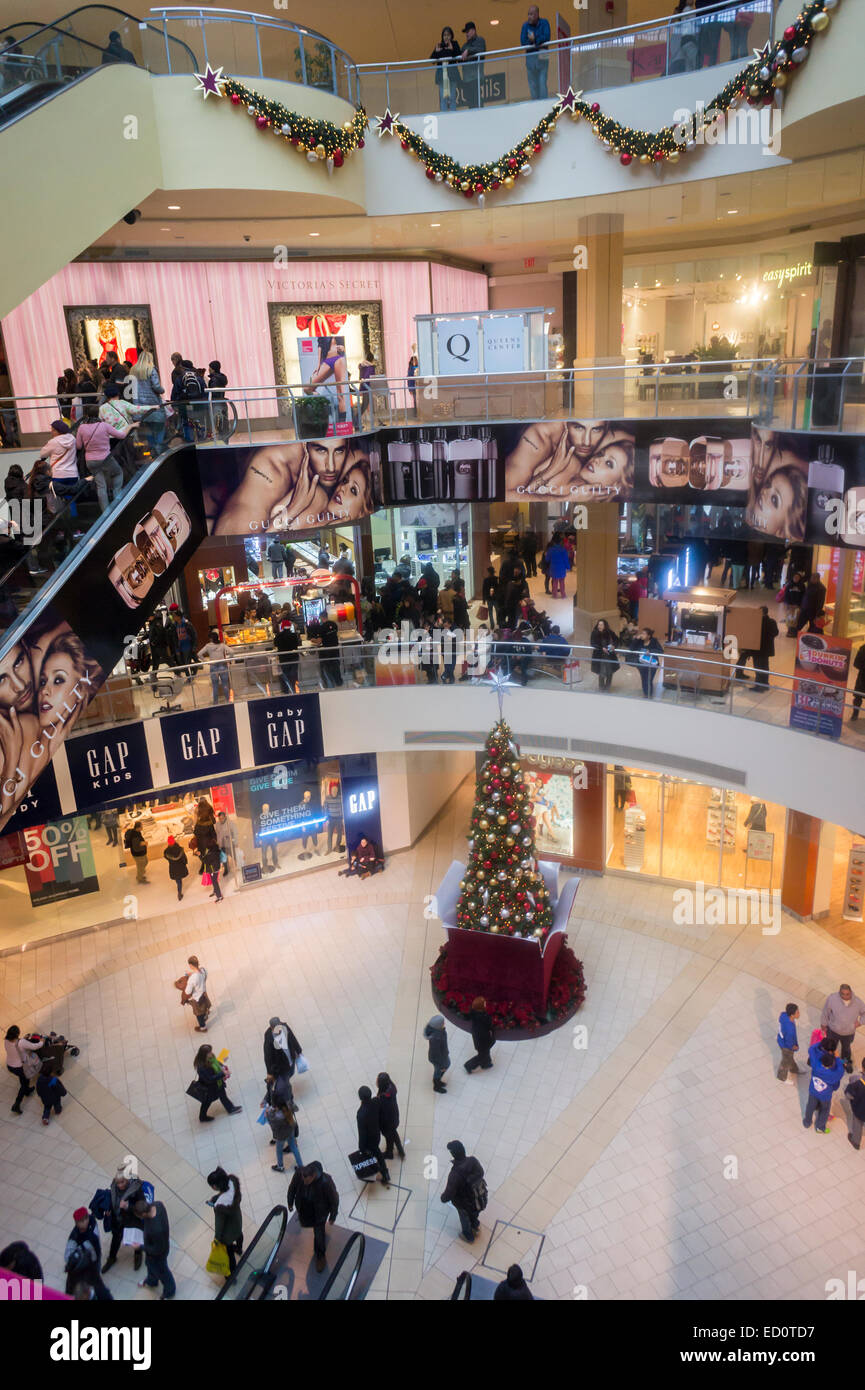 Multitudes de compradores de último minuto pack el Queens Center Mall, en  el barrio de Queens, en Nueva York, el Super Sábado, 20 de diciembre de  2014 buscando ofertas para sus regalos