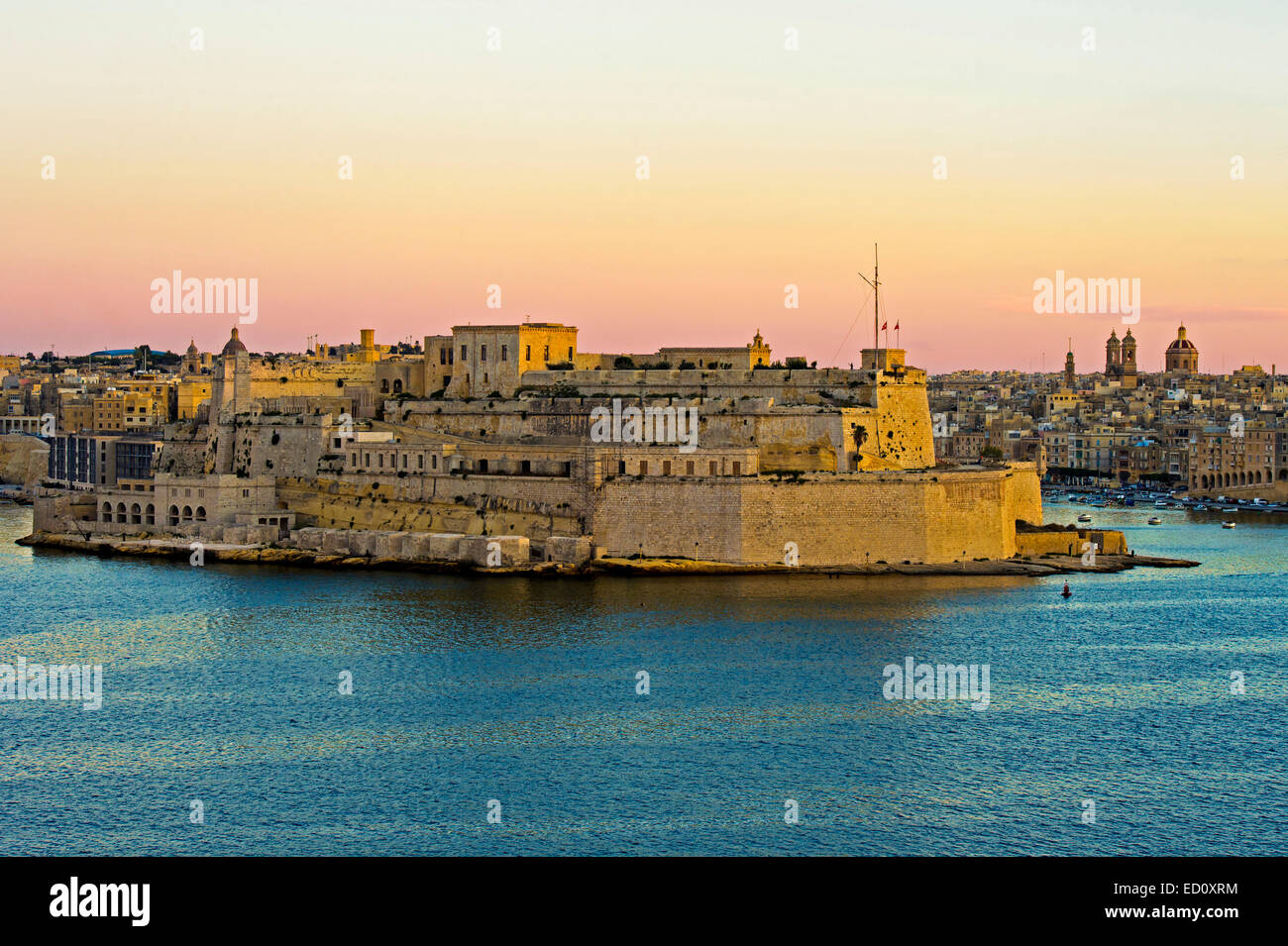 Vista desde la Valeta el Fuerte San Ángel en el centro del Gran Puerto, Vittoriosa, Malta Foto de stock