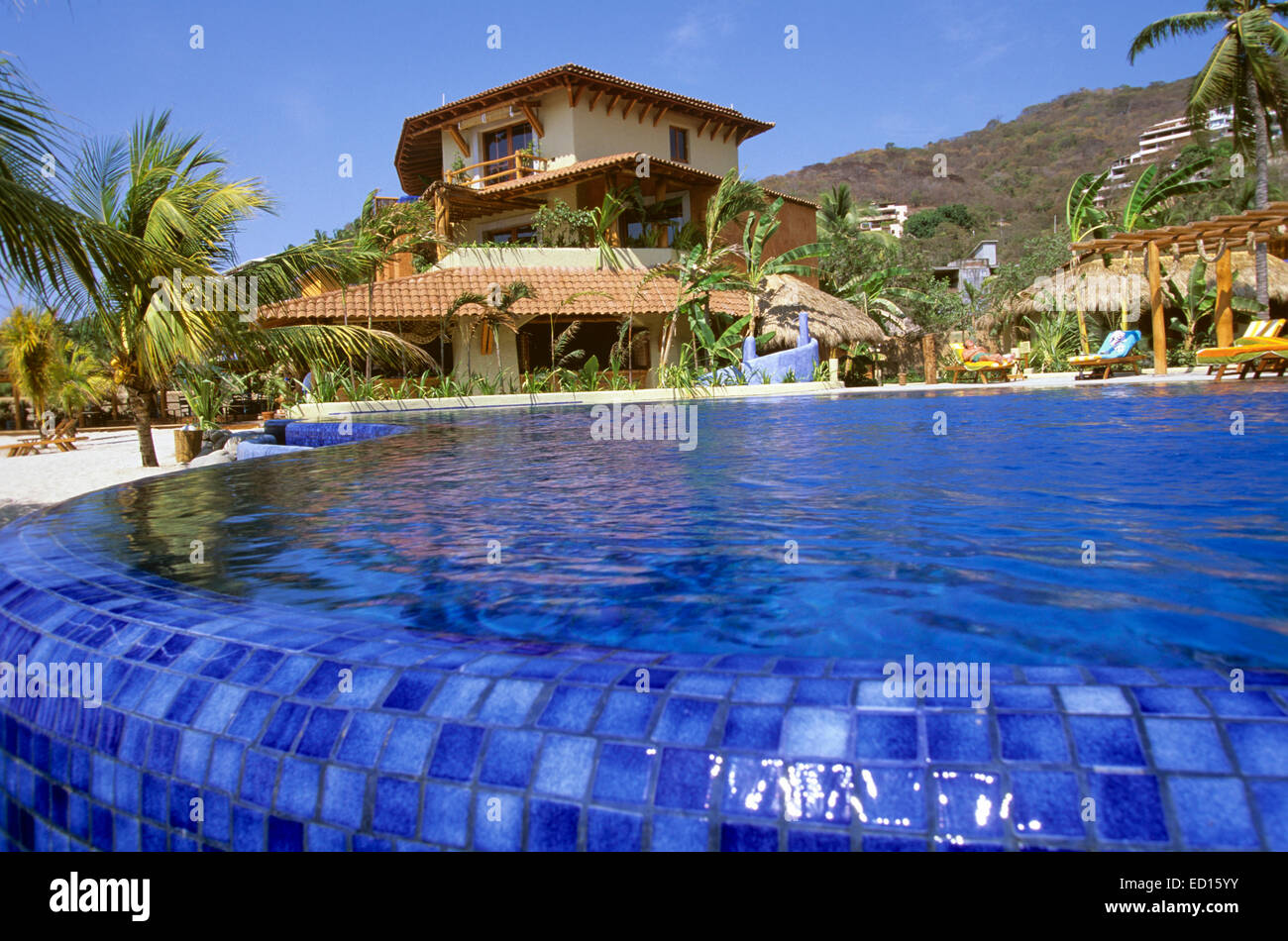 Piscina en Puerto Mio Hotel y restaurante con vistas al Pacífico surf en  Zihuatanejo, Guerrero, México Fotografía de stock - Alamy