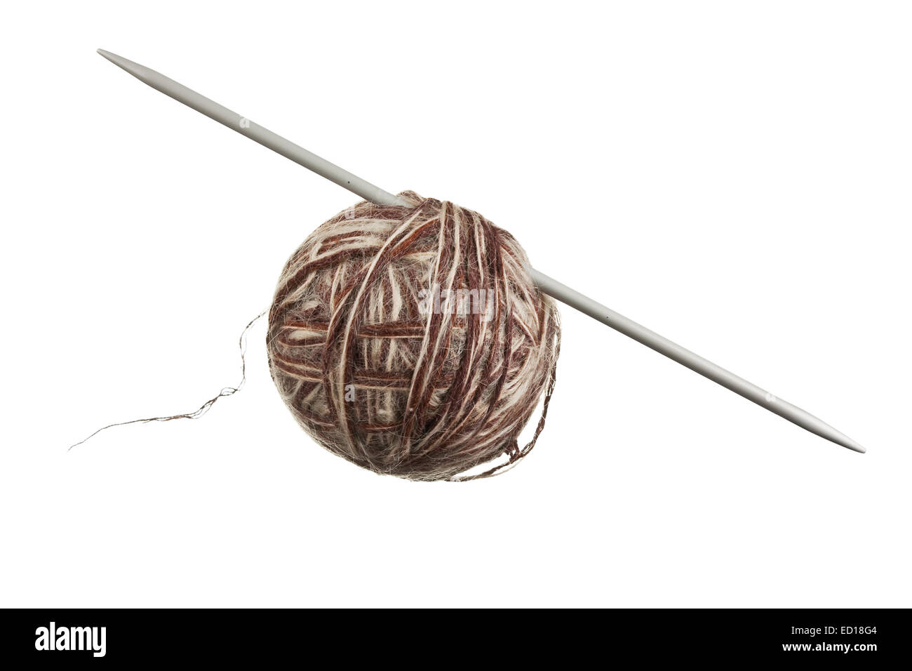 Bola de lana y agujas de tejer aislado sobre un fondo blanco. Foto de stock