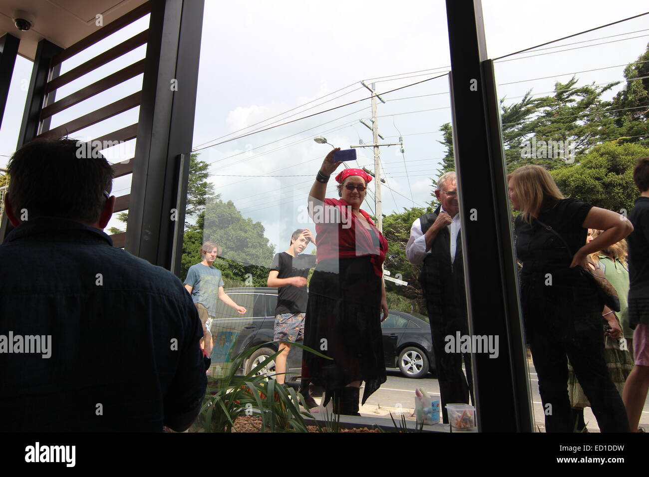 No hay Mcdonalds en Tecoma manifestante intenta intimidar a los clientes que toman sus comidas en el día de apertura por filmar a través de turba Foto de stock