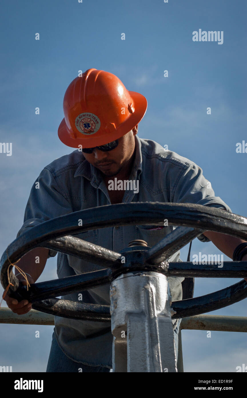 Un trabajador que comprueba la presión de gas del gasoducto en la instalación del área de concesión geotérmica de Chevron en Mount Salak, West Java, Indonesia. Foto de stock
