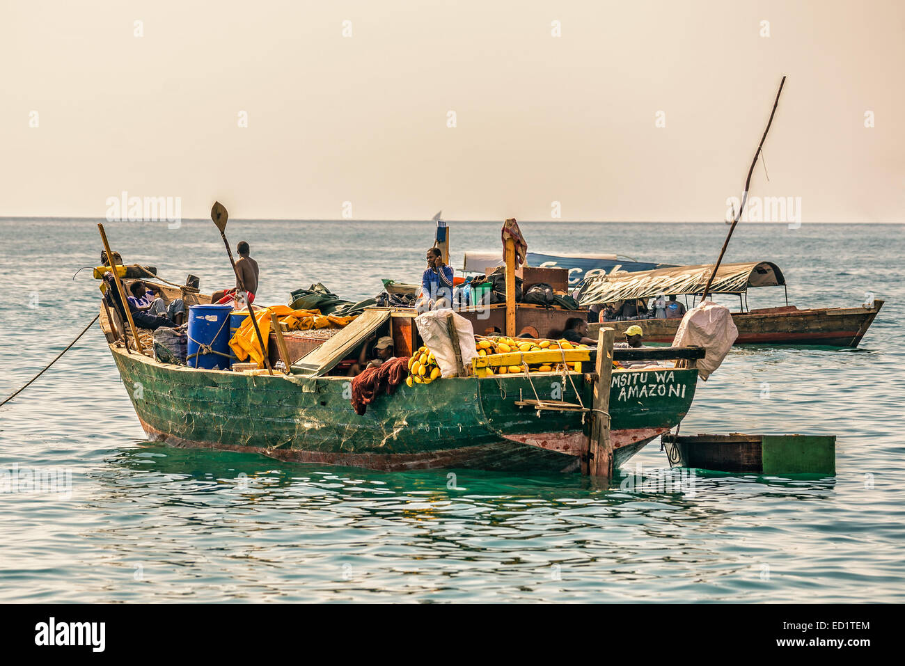 Los pescadores locales en un tradicional barco a la orilla del océano Índico cerca de Stone Town, Zanzibar Foto de stock