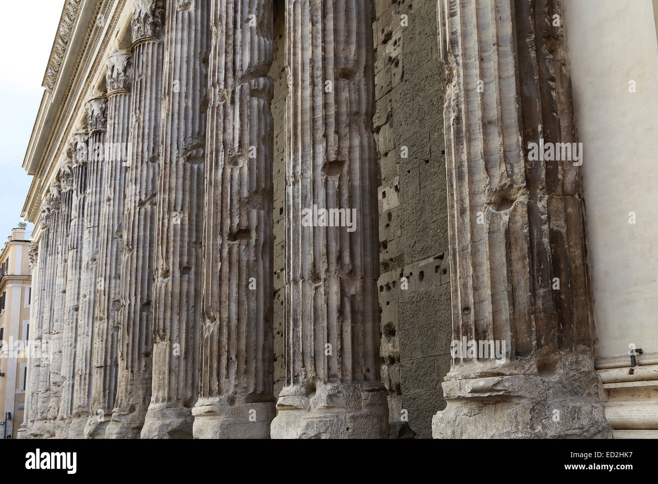 Italia. Roma. Templo de Adriano. Campus Martius. Construido por su hijo adoptivo y sucesor Antonino Pío en 145 AD. Foto de stock