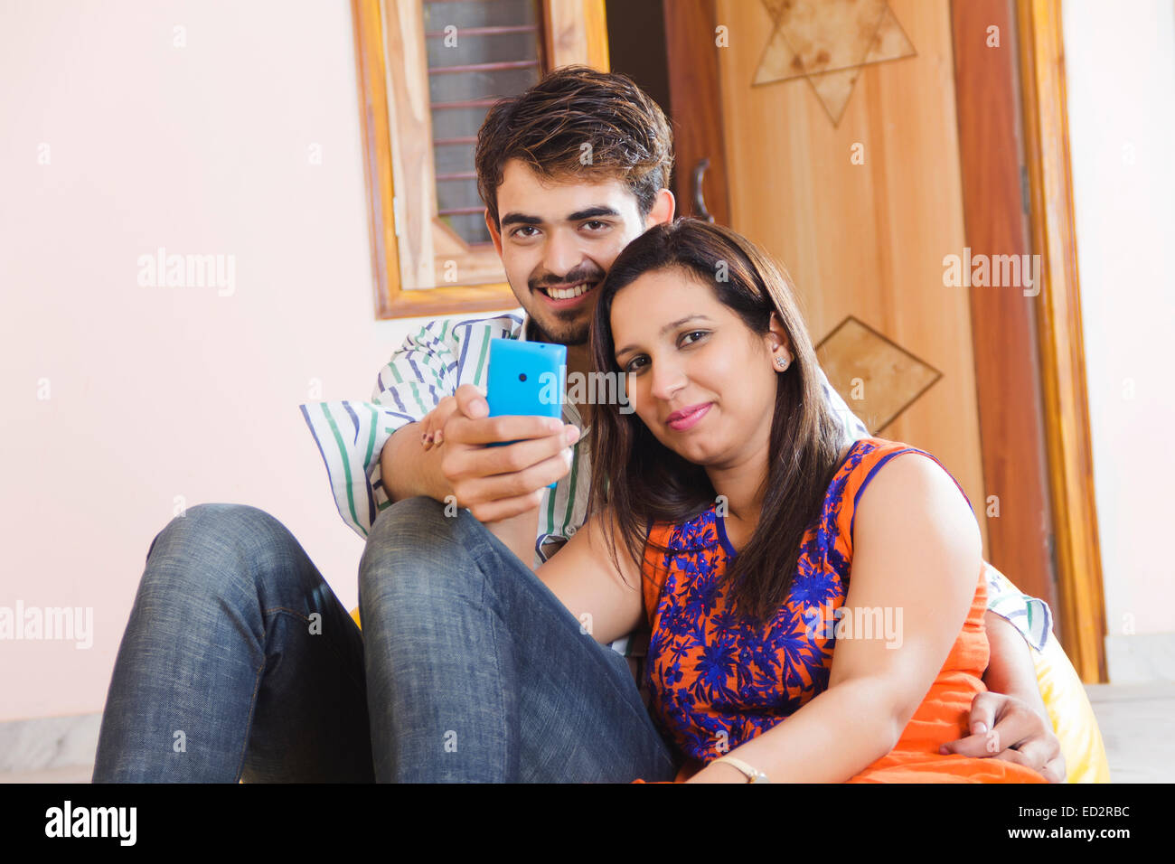 2 matrimonio indio sentado home Selfie teléfono Foto de stock