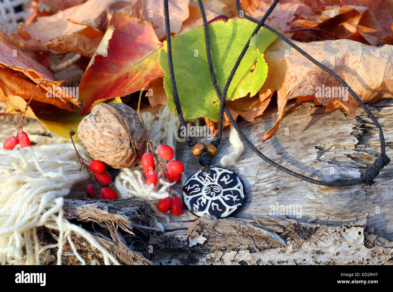 Magia de barro artesanal étnica b&w amuleto en otoño-style antecedentes  Fotografía de stock - Alamy