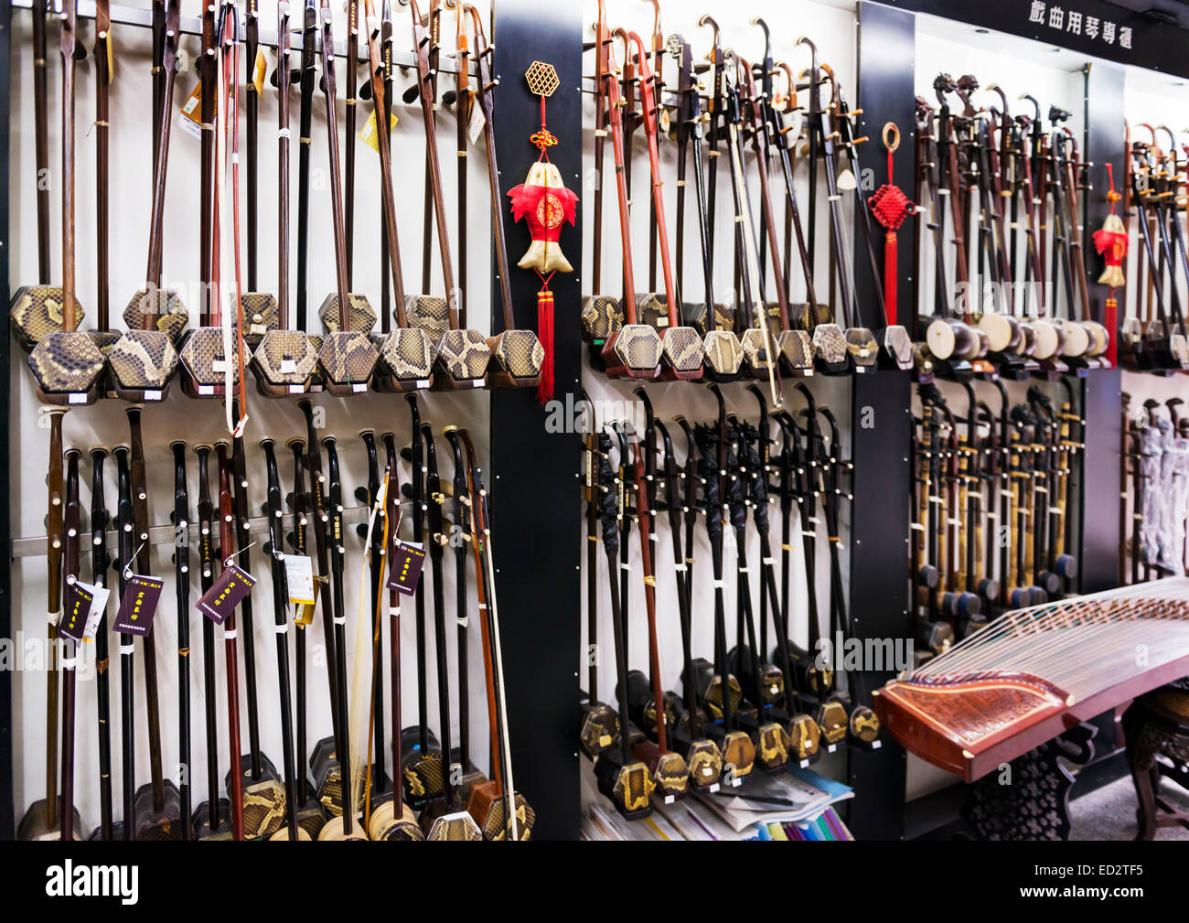 Erhu, violín Chino, instrumentos musicales en una tienda en Shanghai, China. Foto de stock