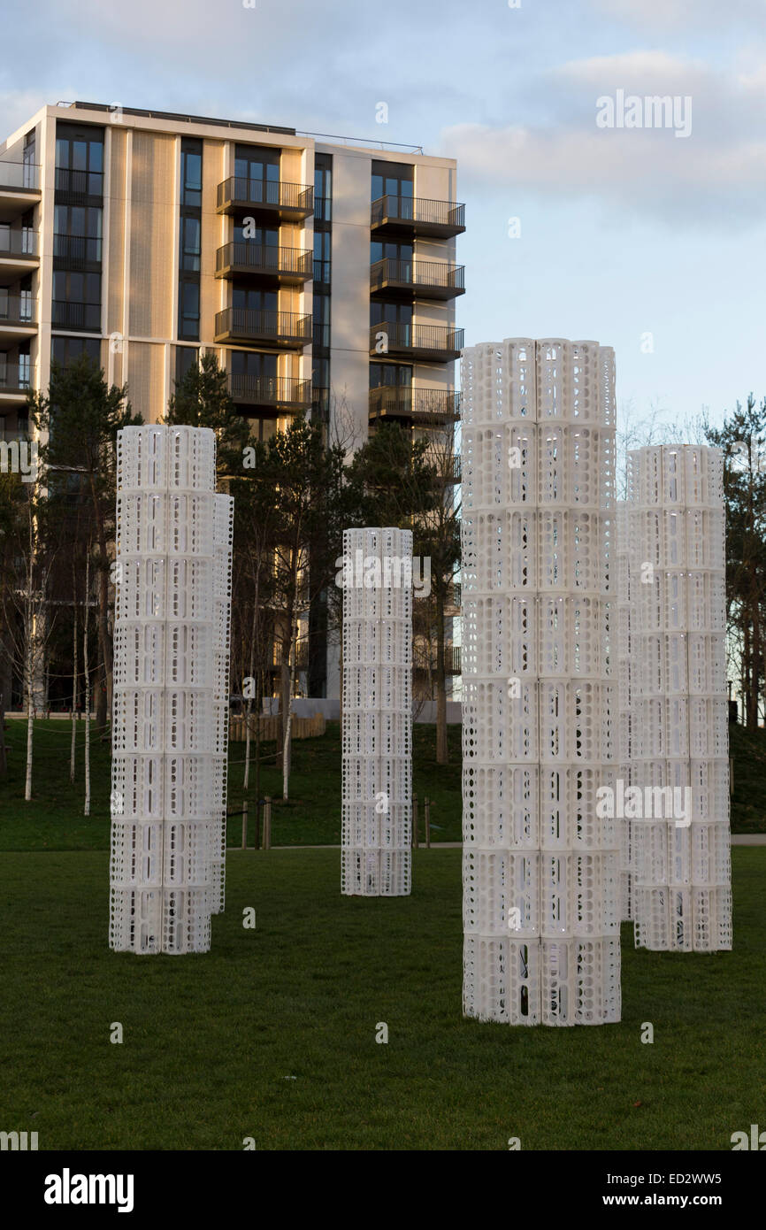 Un bosque de 14 árboles gigantes de 'frozen' puede verse en el extremo sur del parque Victoria en la antigua villa de atletas olímpicos. La instalación, creada por los diseñadores portugueses como arquitectos está hecha de 1.296 reutilizables y reciclables de IKEA dispensadores de bolsas de plástico. Foto de stock