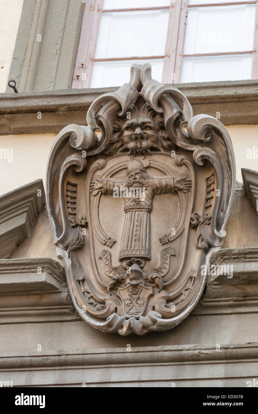Antiguo escudo de piedra en la pared del edificio en Lucca, Toscana, Italia Foto de stock