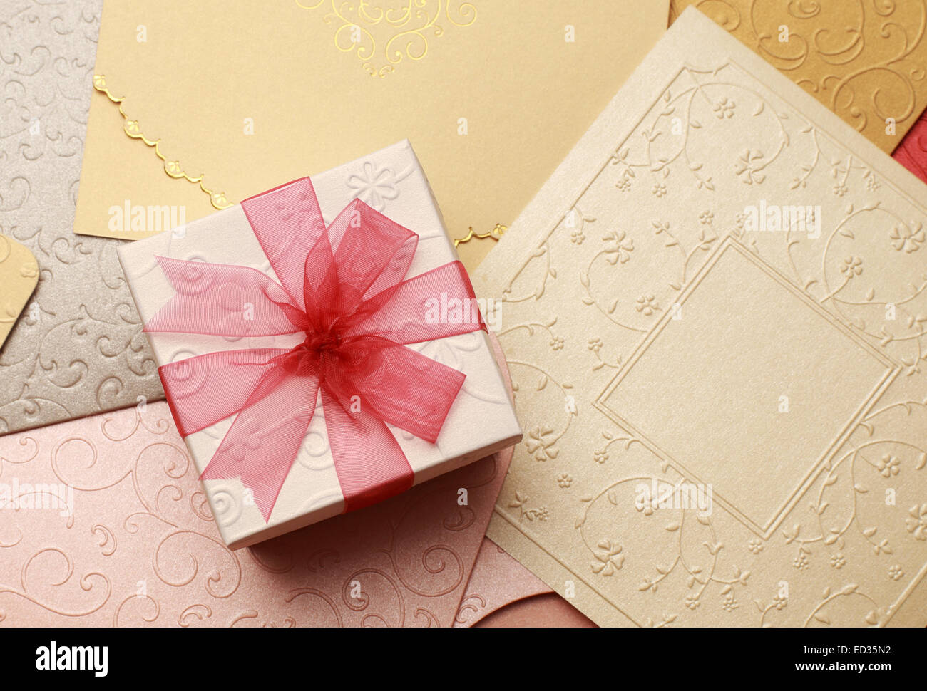 La caja de regalo en la tarjeta de felicitación para celebración de eventos Foto de stock