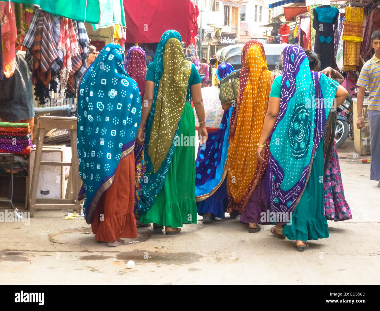 Grupo de mujeres en la calle en coloridos saris, en Gujarat, India Foto de stock