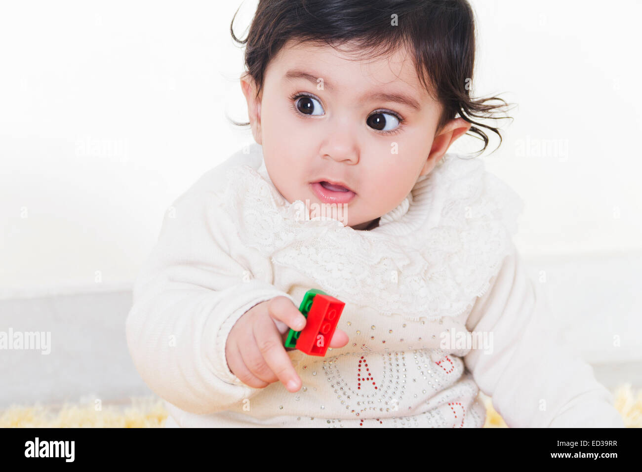 1 niño indio bebé jugando toy Foto de stock