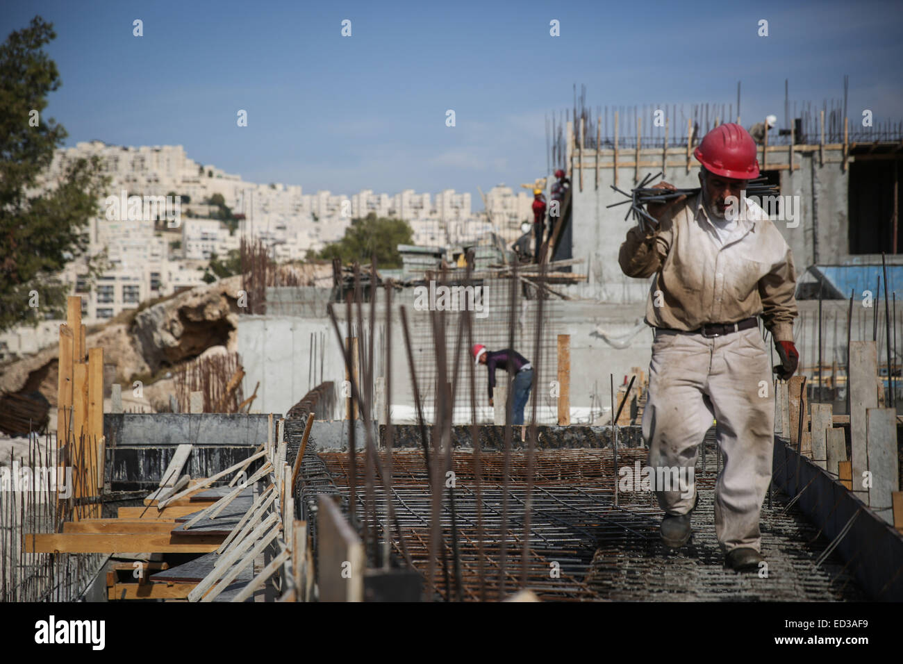 141225) - JERUSALÉN, 25 de diciembre de 2014 (Xinhua) -- Foto de archivo  tomada el 28 de octubre de 2014, muestra a un trabajador de la construcción  trabajando en un nuevo apartamento