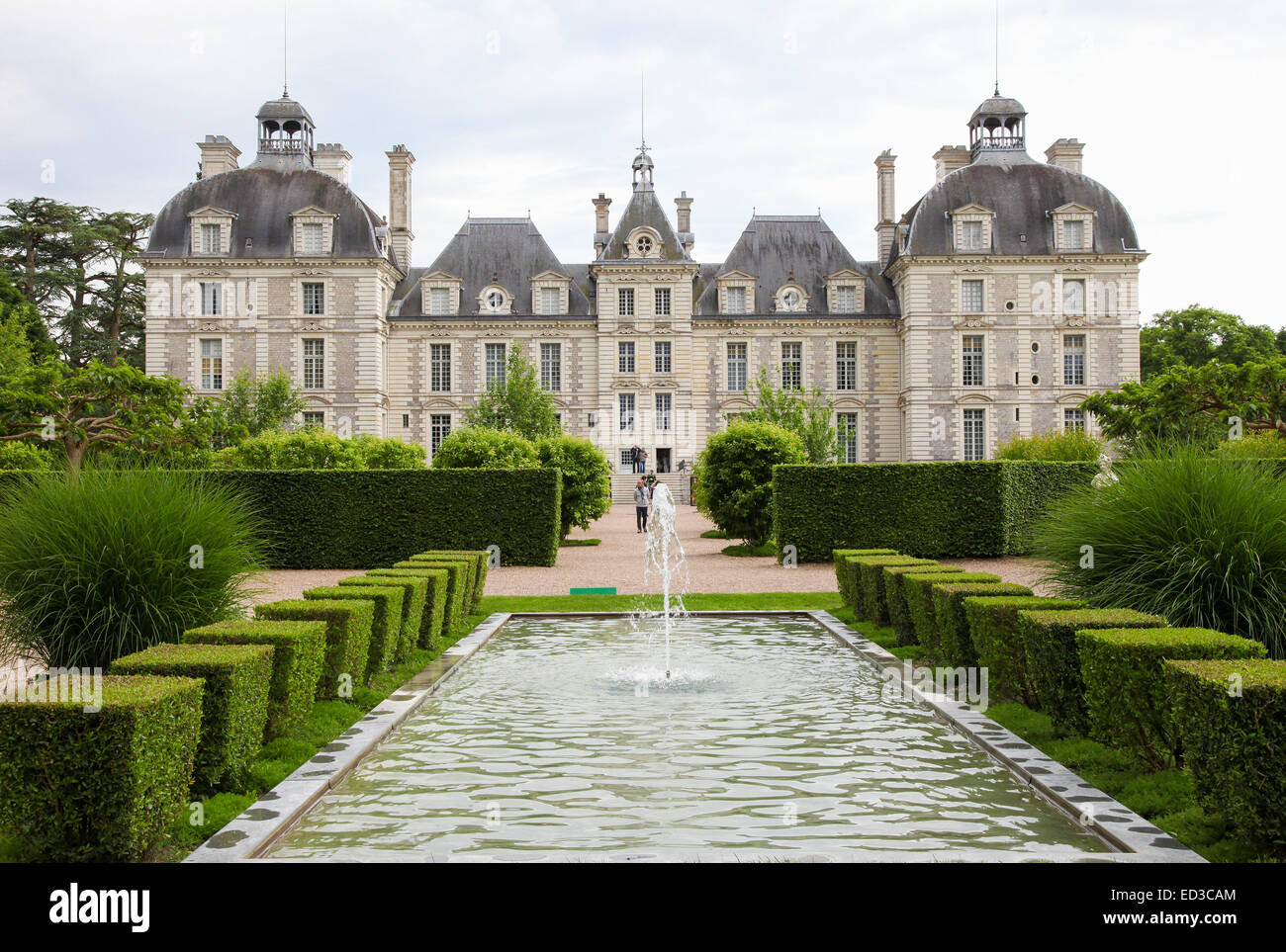 CHEVERNY, Francia - 24 de mayo de 2014: Chateau de Cheverny, un famoso castillo del valle del Loira en Loir-et-Cher en Francia Foto de stock