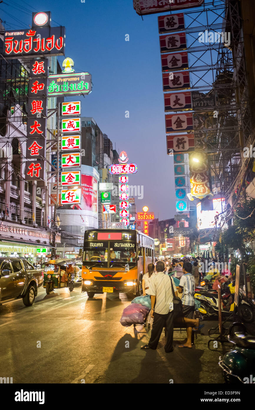 Vista de la calle del barrio chino de Bangkok al anochecer Foto de stock