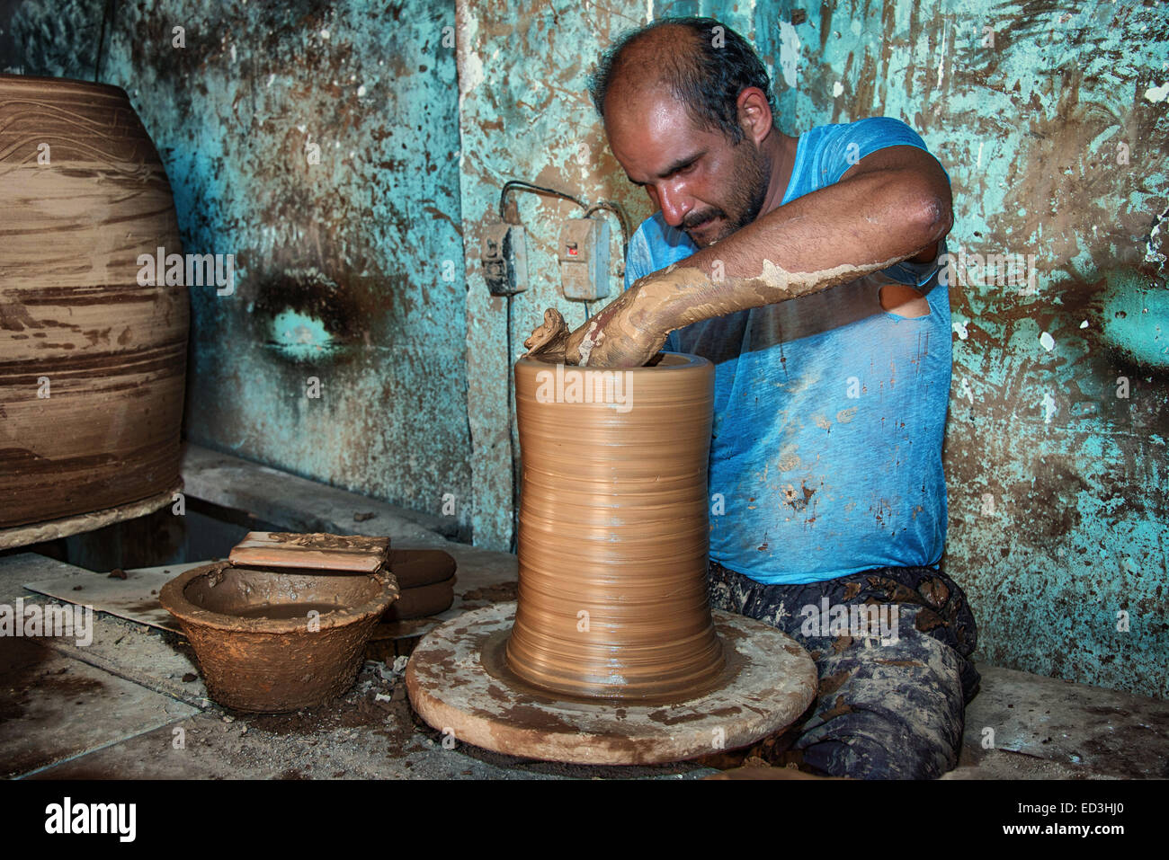 Alfarero trabajando en la ciudad de Meybod, provincia de Yazd, Irán Foto de stock