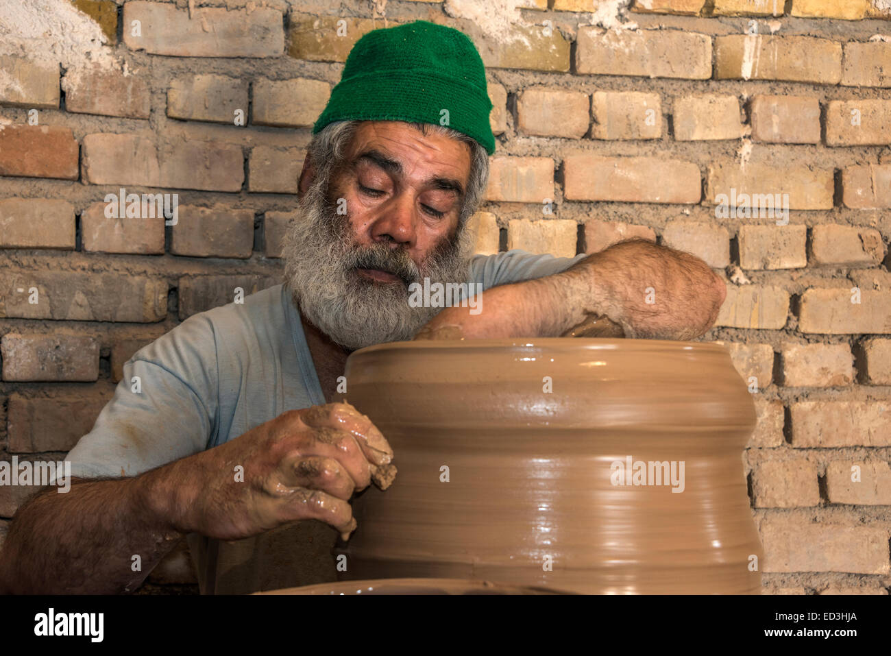 Alfarero trabajando en su tienda de la ciudad de Meybod, provincia de Yazd, Irán Foto de stock