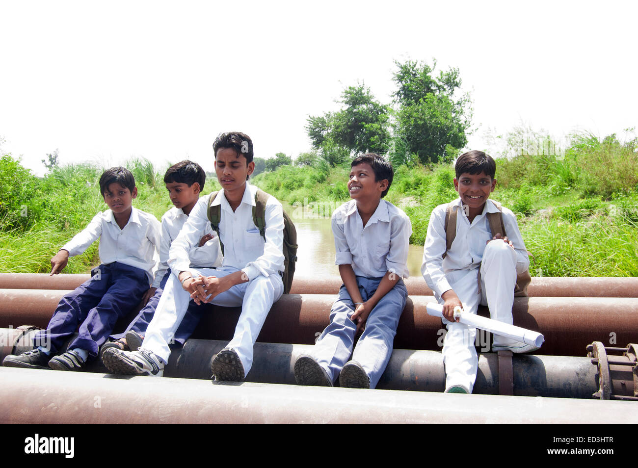 Los niños estudiantes de la escuela rural indio diversión Foto de stock