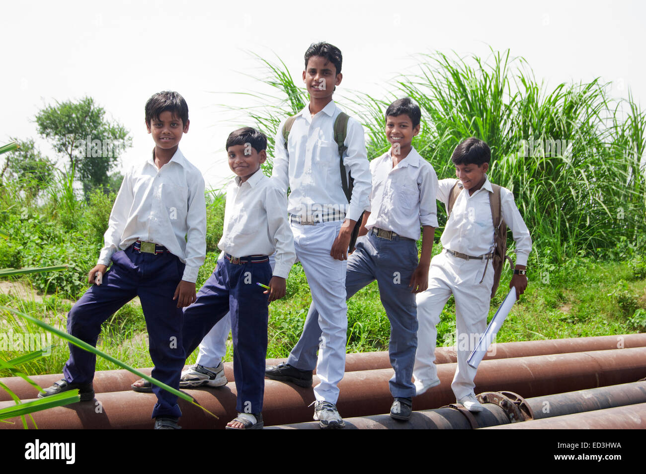 Los niños estudiantes de la escuela rural indio diversión Foto de stock